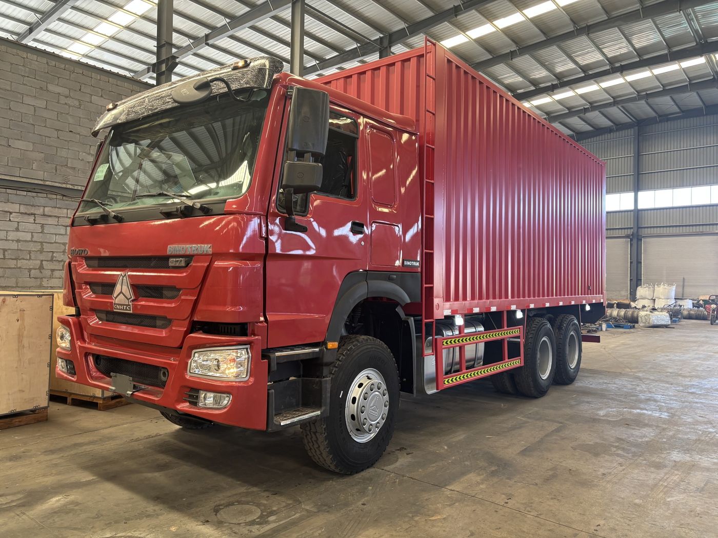 Camions fourgons HOWO / SHACMAN — photo réelle