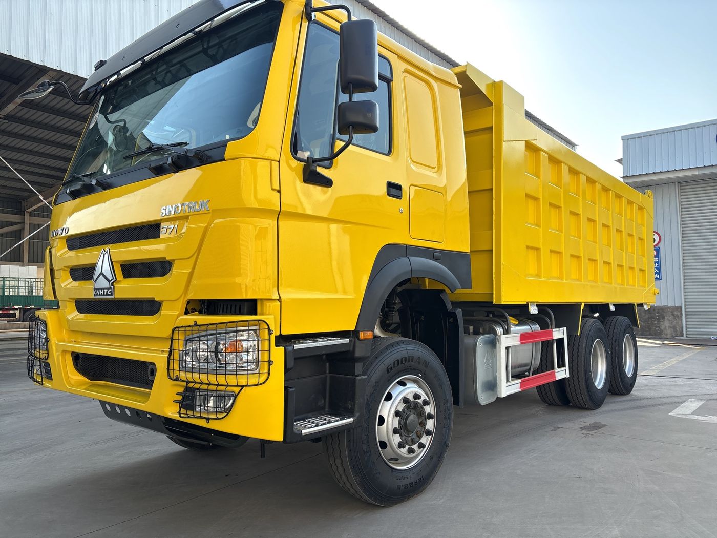 Real photo · Yellow HOWO 371 6x4 square-box dump truck, current vehicle photo