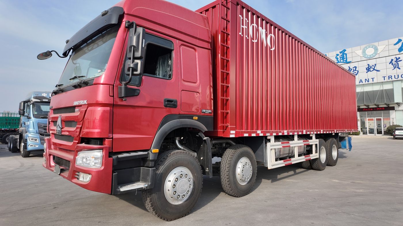 Real photo · Red HOWO 8x4 box truck, current vehicle photo