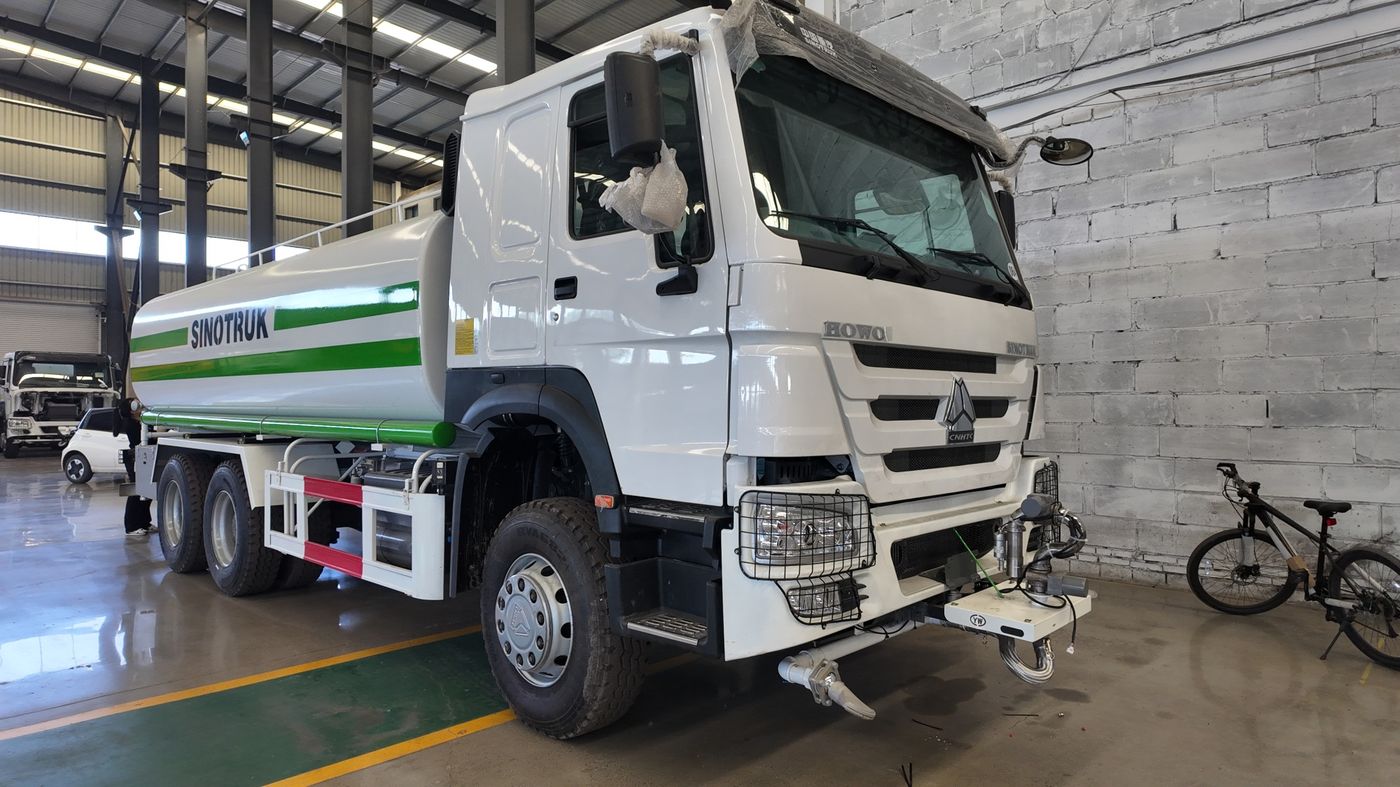 Real photo · HOWO 6x4 water sprinkler truck with green-striped tank, current vehicle photo