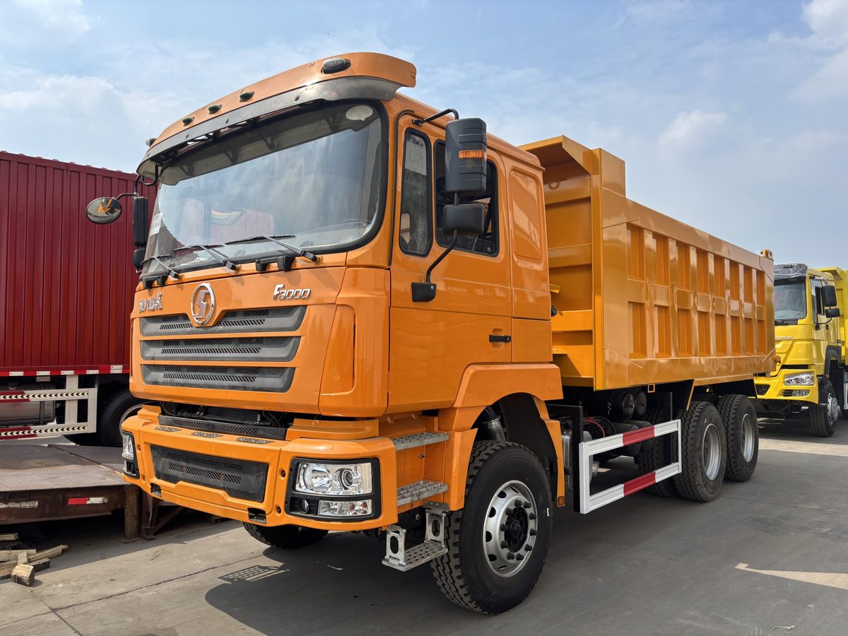 Camions benne HOWO / SHACMAN — photo réelle