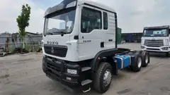 Real photo · White HOWO TX 6x4 premium tractor truck, current vehicle photo